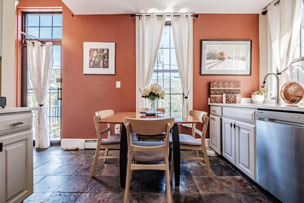 Historic Corner Apartment With Patio & Off Street Parking 波特兰 外观 照片